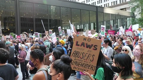 Pro-choice pro-abortion protests in downtown Chicago 스톡 동영상 199451152