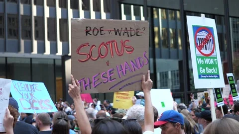 Pro-choice pro-abortion protests in downtown Chicago 스톡 동영상 199451256