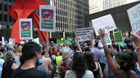 Pro-choice pro-abortion protests in downtown Chicago 스톡 동영상 199451317
