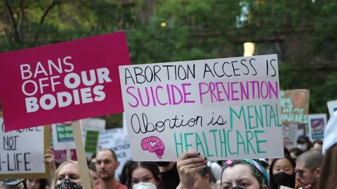 Pro-choice pro-abortion protests in downtown Chicago 스톡 동영상 199451348