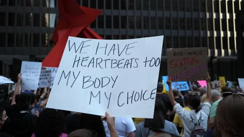 Pro-choice pro-abortion protests in downtown Chicago 스톡 동영상 199451381