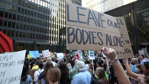 Pro-choice pro-abortion protests in downtown Chicago 스톡 동영상 199451413