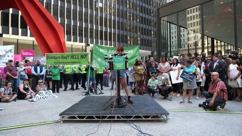 Pro-choice pro-abortion protests in downtown Chicago 스톡 동영상 199451441