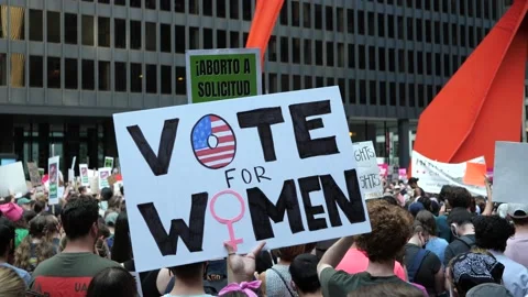 Pro-choice pro-abortion protests in downtown Chicago 스톡 동영상 199451447