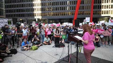 Pro-choice pro-abortion protests in downtown Chicago 스톡 동영상 199451464