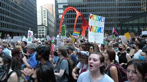 Pro-choice pro-abortion protests in downtown Chicago 스톡 동영상 199451513