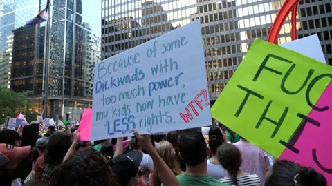 Pro-choice pro-abortion protests in downtown Chicago 스톡 동영상 199451583