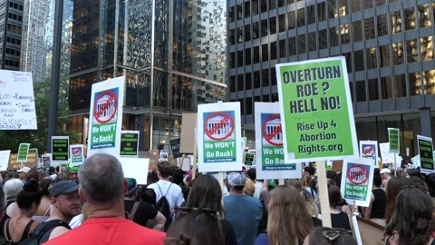 Pro-choice pro-abortion protests in downtown Chicago 스톡 동영상 199451632