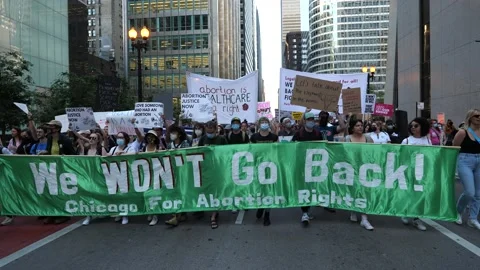 Pro-choice pro-abortion protests in downtown Chicago 스톡 동영상 199451668