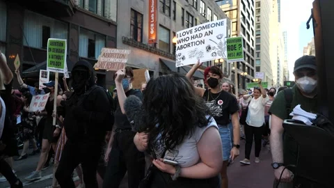 Pro-choice pro-abortion protests in downtown Chicago 스톡 동영상 199455524