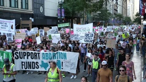 Pro-choice pro-abortion protests in downtown Chicago 스톡 동영상 199455952