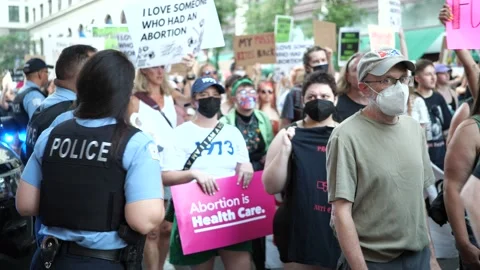 Pro-choice pro-abortion protests in downtown Chicago 스톡 동영상 199456038