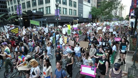 Pro-choice pro-abortion protests in downtown Chicago 스톡 동영상 199456214