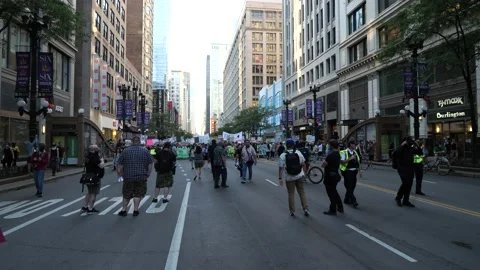 Pro-choice pro-abortion protests in downtown Chicago 스톡 동영상 199456303