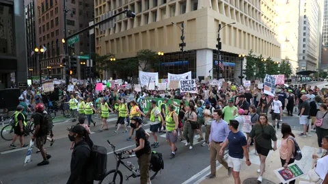 Pro-choice pro-abortion protests in downtown Chicago 스톡 동영상 199456353