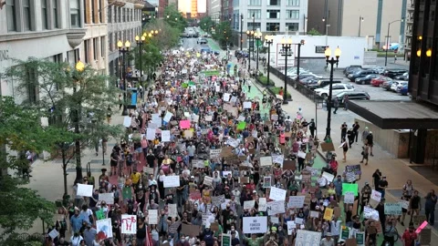 Pro-choice pro-abortion protests in downtown Chicago 스톡 동영상 199456431