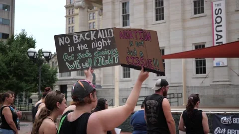 Pro-choice pro-abortion protests in downtown Dayton 스톡 동영상 201447548