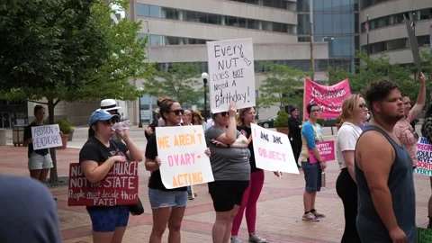 Pro-choice pro-abortion protests in downtown Dayton 스톡 동영상 201447582