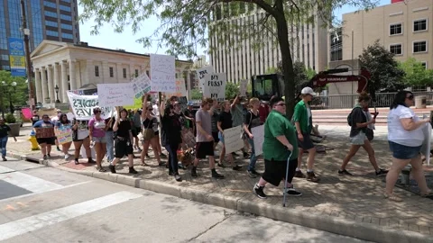 Pro-choice pro-abortion protests in downtown Dayton 스톡 동영상 201449274