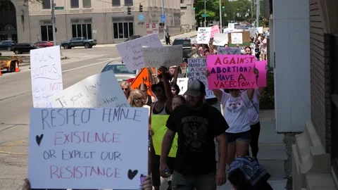 Pro-choice pro-abortion protests in downtown Dayton 스톡 동영상 201449330