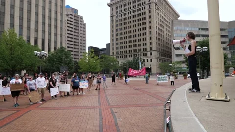 Pro-choice pro-abortion protests in downtown Dayton 스톡 동영상 201449351
