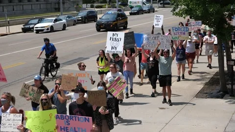 Pro-choice pro-abortion protests in downtown Dayton 스톡 동영상 201449387
