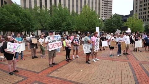 Pro-choice pro-abortion protests in downtown Dayton 스톡 동영상 201449399