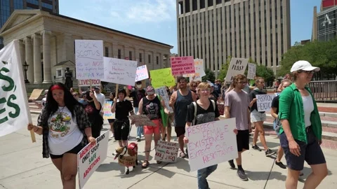 Pro-choice pro-abortion protests in downtown Dayton 스톡 동영상 201449406
