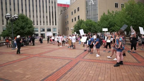 Pro-choice pro-abortion protests in downtown Dayton 스톡 동영상 201449473