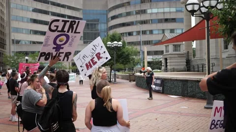 Pro-choice pro-abortion protests in downtown Dayton 스톡 동영상 201449501