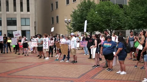Pro-choice pro-abortion protests in downtown Dayton 스톡 동영상 201449521