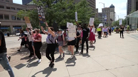 Pro-choice pro-abortion protests in downtown Dayton 스톡 동영상 201449673