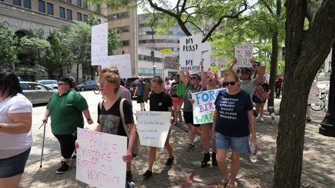 Pro-choice pro-abortion protests in downtown Dayton 스톡 동영상 201449789