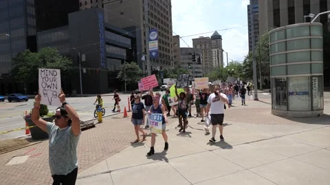 Pro-choice pro-abortion protests in downtown Dayton 스톡 동영상 201449790