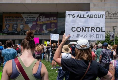 Pro-choice rally large crowd and feminist protest signs IT'S ALL ABOUT CONTROL Foto stock