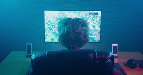 Pro Gamer Live streaming in First-Person Shooter Online Video Game Vídeo Stock 104221912