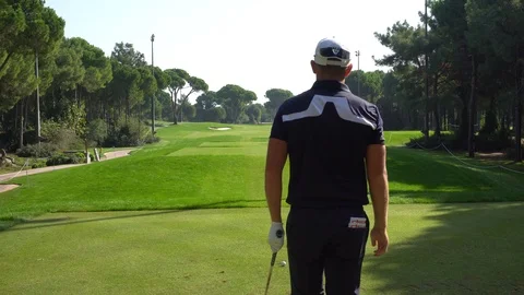 Pro golfer player plays in green golf course. Vidéo 122297501