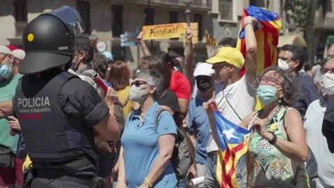 Pro-independence Catalan protester dances in front of police Stock-Footage 163286913