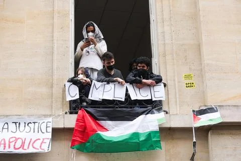 Pro-Palestine protests at Paris Sciences Po School, France - 26 Apr 2024 스톡 사진