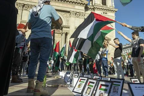 Pro-Palestinian protest with flags and memorial frames, low angle view Foto stock