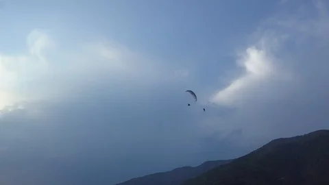 Pro-paragliders daring infinity tumbling stunt caught on drone camera 스톡 동영상 106303619