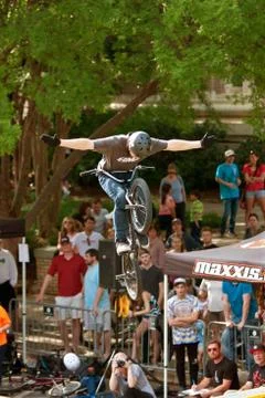 Pro Rider Lets Go Of Handlebars In BMX Bike Competition Stock Photos