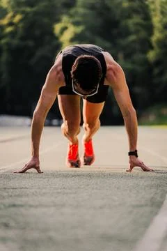 Pro runner ready to go during the race on the running track. Vertical Foto stock
