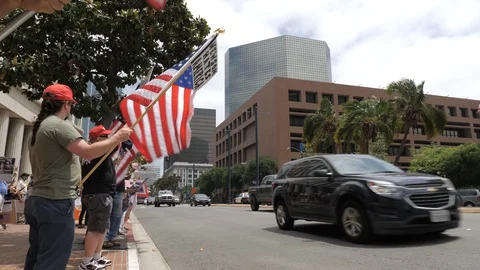 Pro Trump Protest During Lockdown -  Tilt Down Shot - Smooth 库存影片 130155098