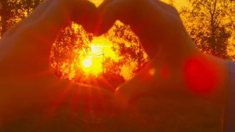 Pro Wind Power, Pro Nature - Beautiful young woman forming a heart shape Vídeos de archivo 98045955