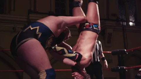 Pro wrestling bodyslam in ring during indie wrestling show Vídeos de archivo 117429894