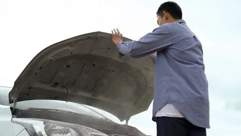 Problem Car of man between road trip journey his calling maintenance service 스톡 동영상 116795128