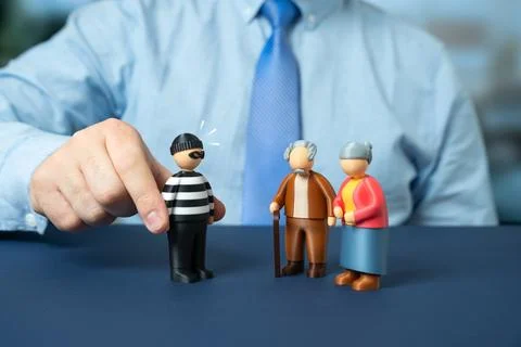 The problem of crime against elderly victims. Fraudsters and swindlers defr.. 스톡 사진