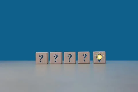 Problem solving idea. Change the question icon to a light bulb icon Fotos de archivo