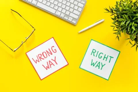Problem solving. Right and wrong way icons on work desk from above Fotos de archivo